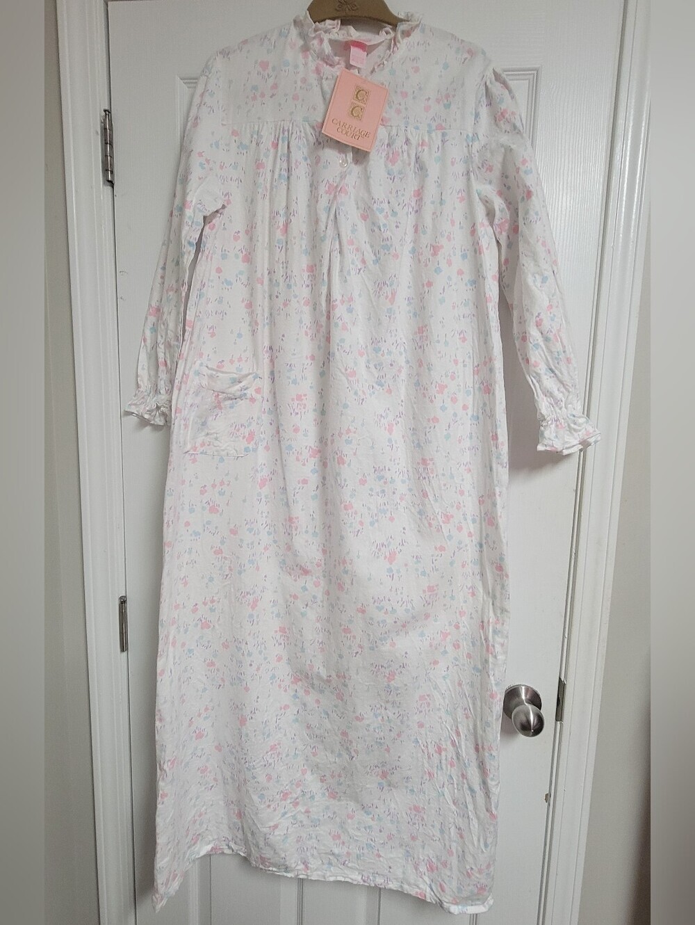Carrige Court NWT vintage Fannel White Floral Long Nightgown Size Medium.